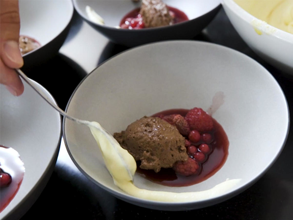 Schokomousse an Roter Grütze und Vanillesauce