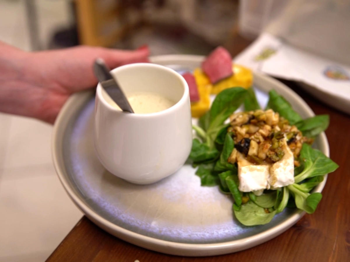 Käsesuppe mit Kürbisbrot, flambierter Ziegenkäse an Feldsalat und Rinderherzaufschnitt