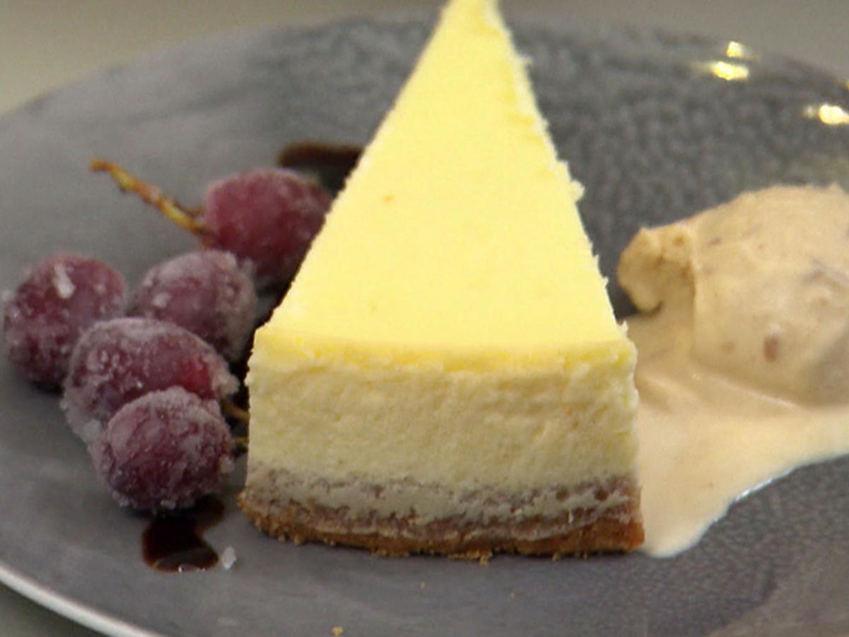 Cheesecake an Erdnuss-Karamell-Eis