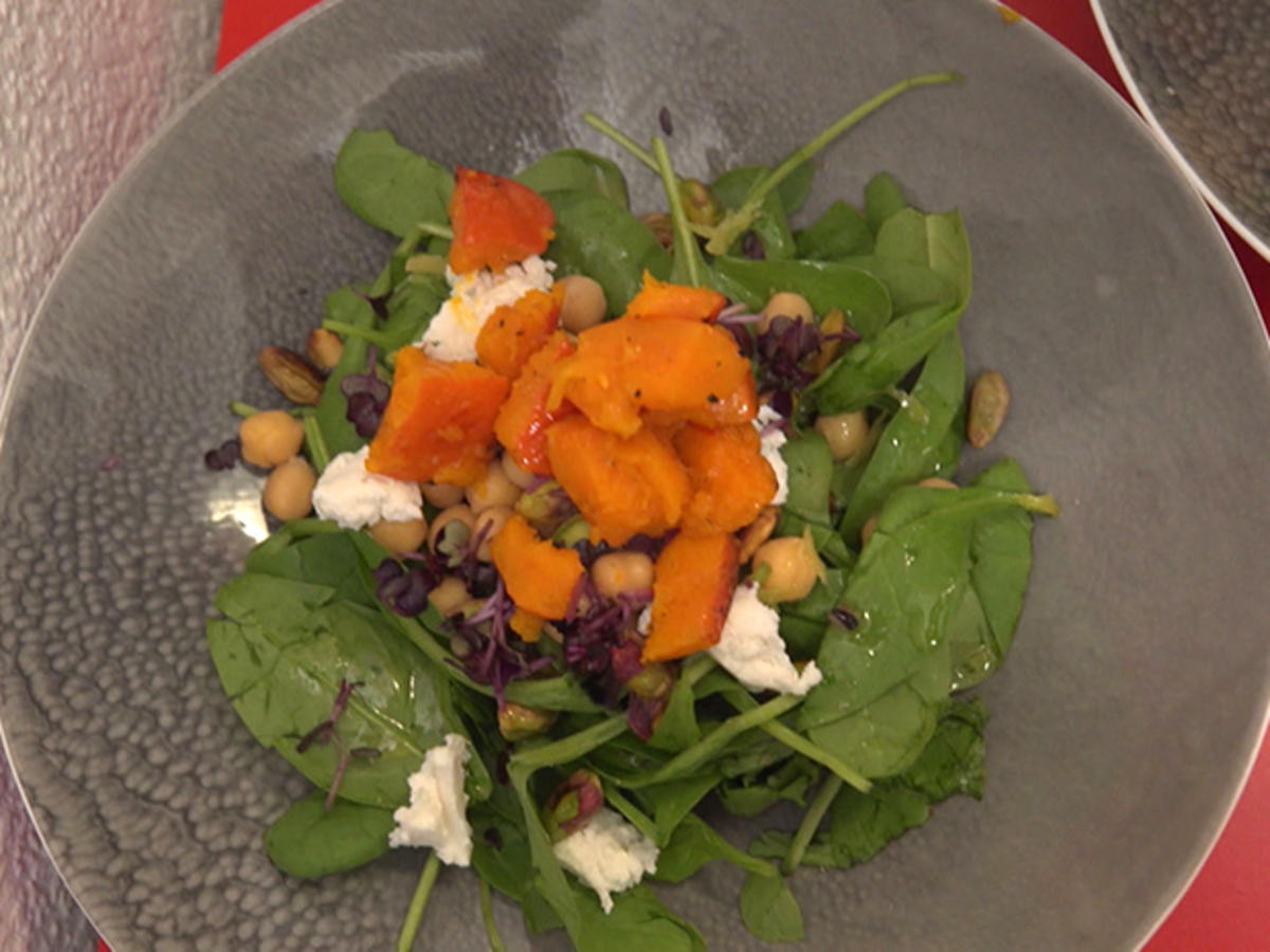 Ofenkürbis auf Spinatsalat mit Brot
