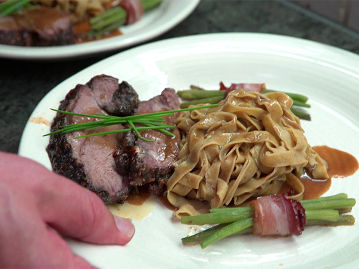Lammkeule aus dem Römertopf mit Roquefortkruste an Steinpilztagliatelle