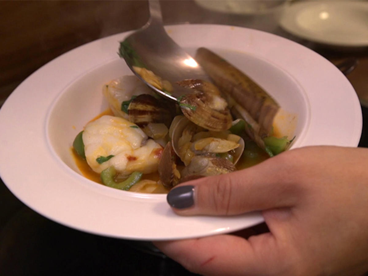 Caldeirada de Peixe mit Baguette und Olivendip