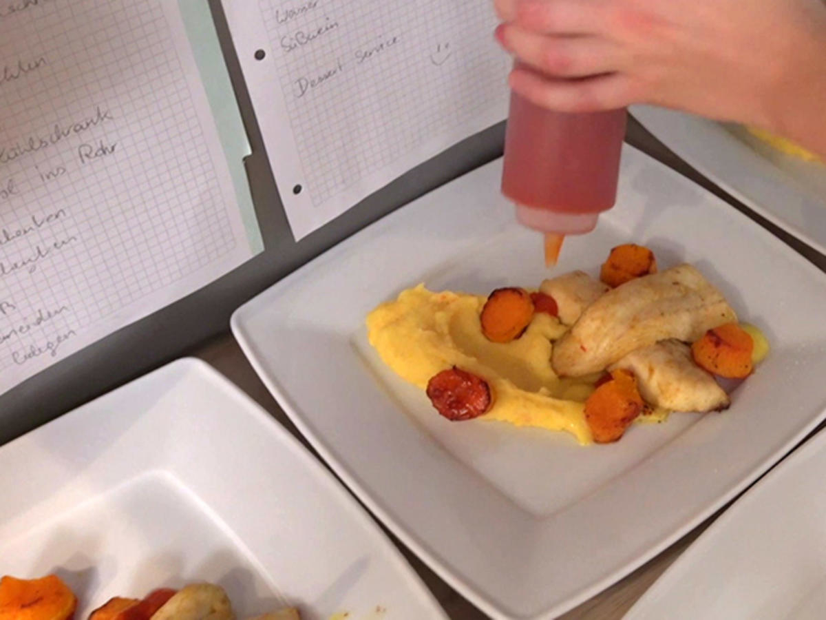 Wolfsbarschfilet auf Orangen-Kartoffelpüree mit Kürbis und Paprikamarmelade