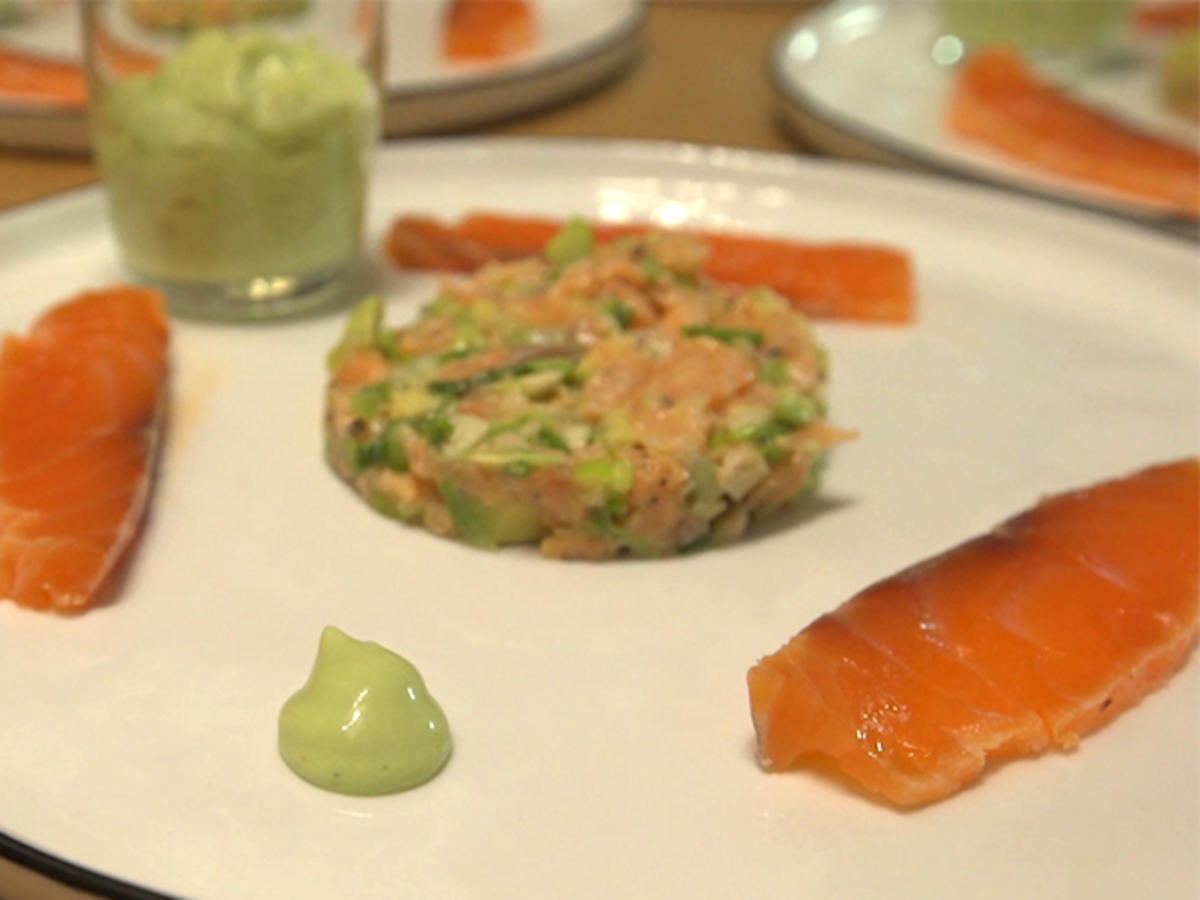 Duett vom Lachs an Avocado mit Hickory-Ei und Focaccia