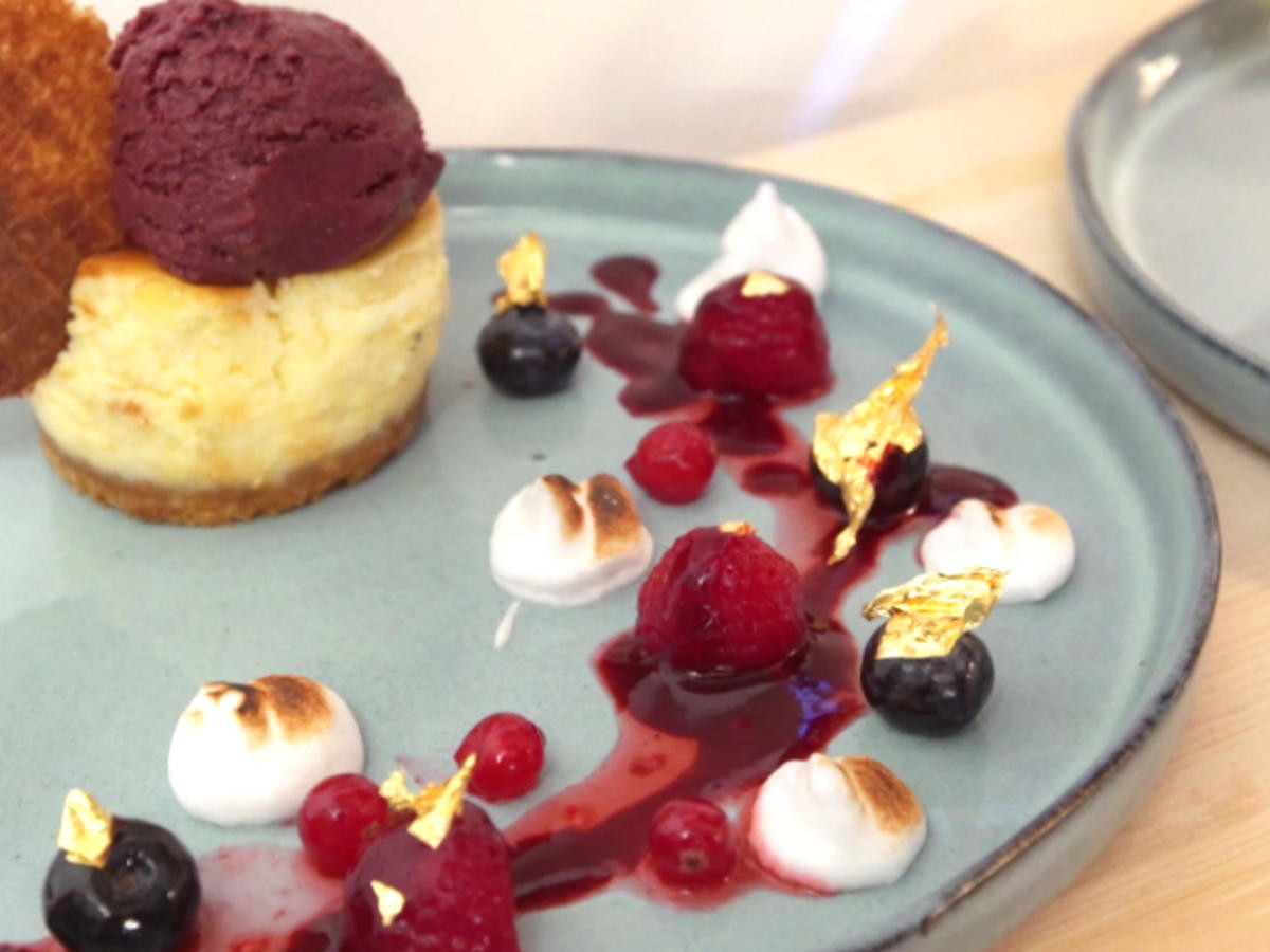 Geflämmter New York Cheesecake mit Waldbeer-Avocado-Eis