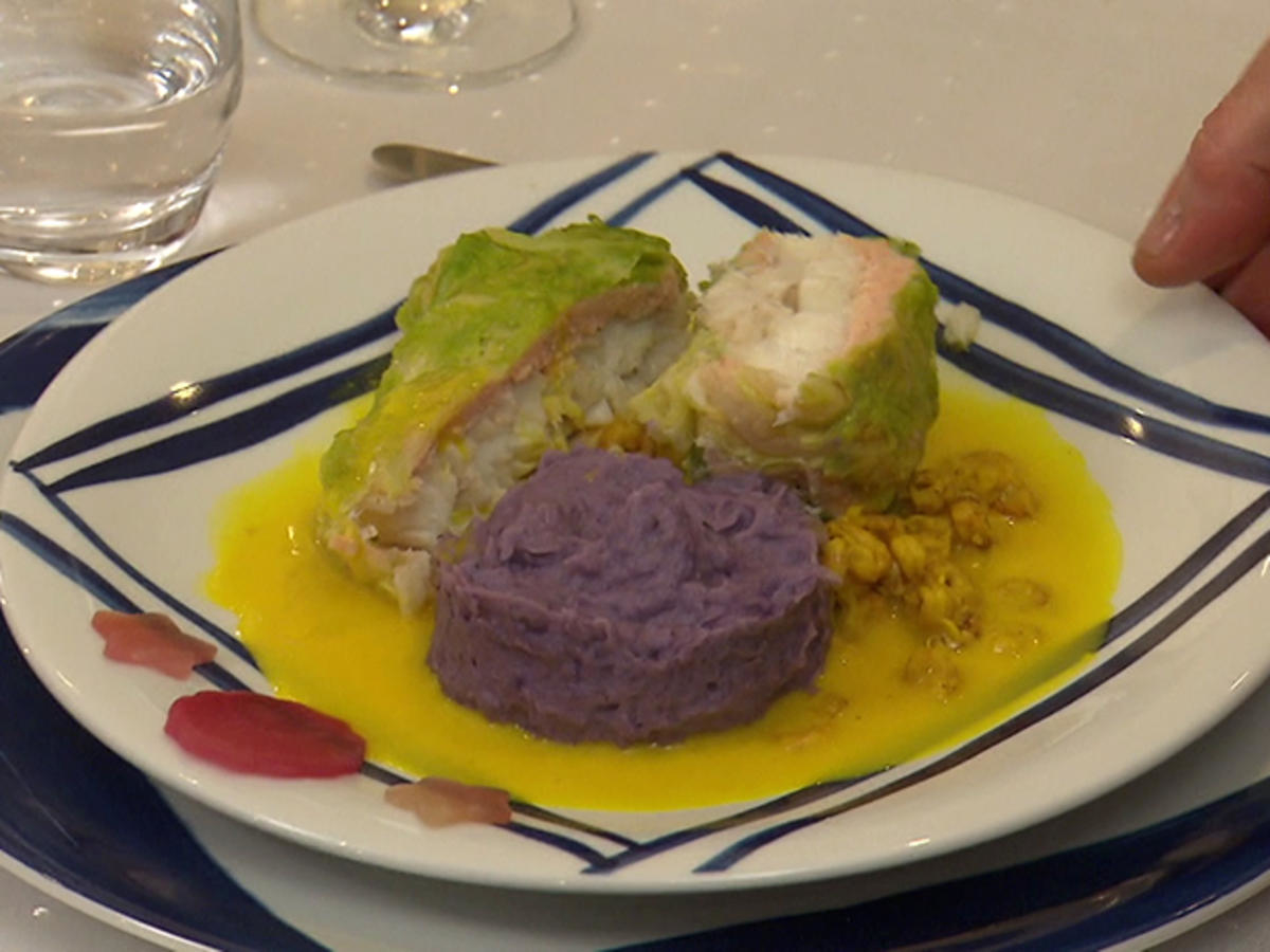 Skrei mit Lachsfarce im Wirsingblatt