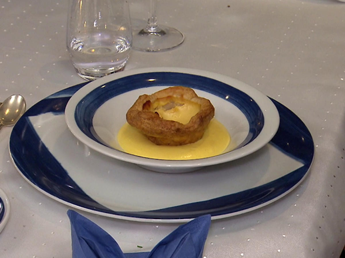 Blätterteig-Apfeltarte mit Karamell-Royal und Calvados-Sabayone