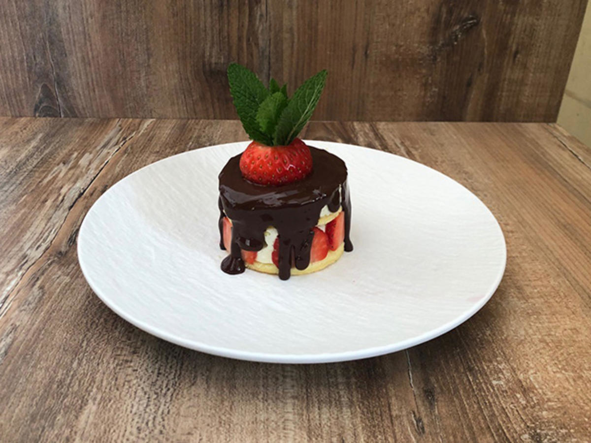 Bild zu: "Biskuit-Mascarpone-Törtchen mit Erdbeeren und Granatapfel (Rebecca Mir)"