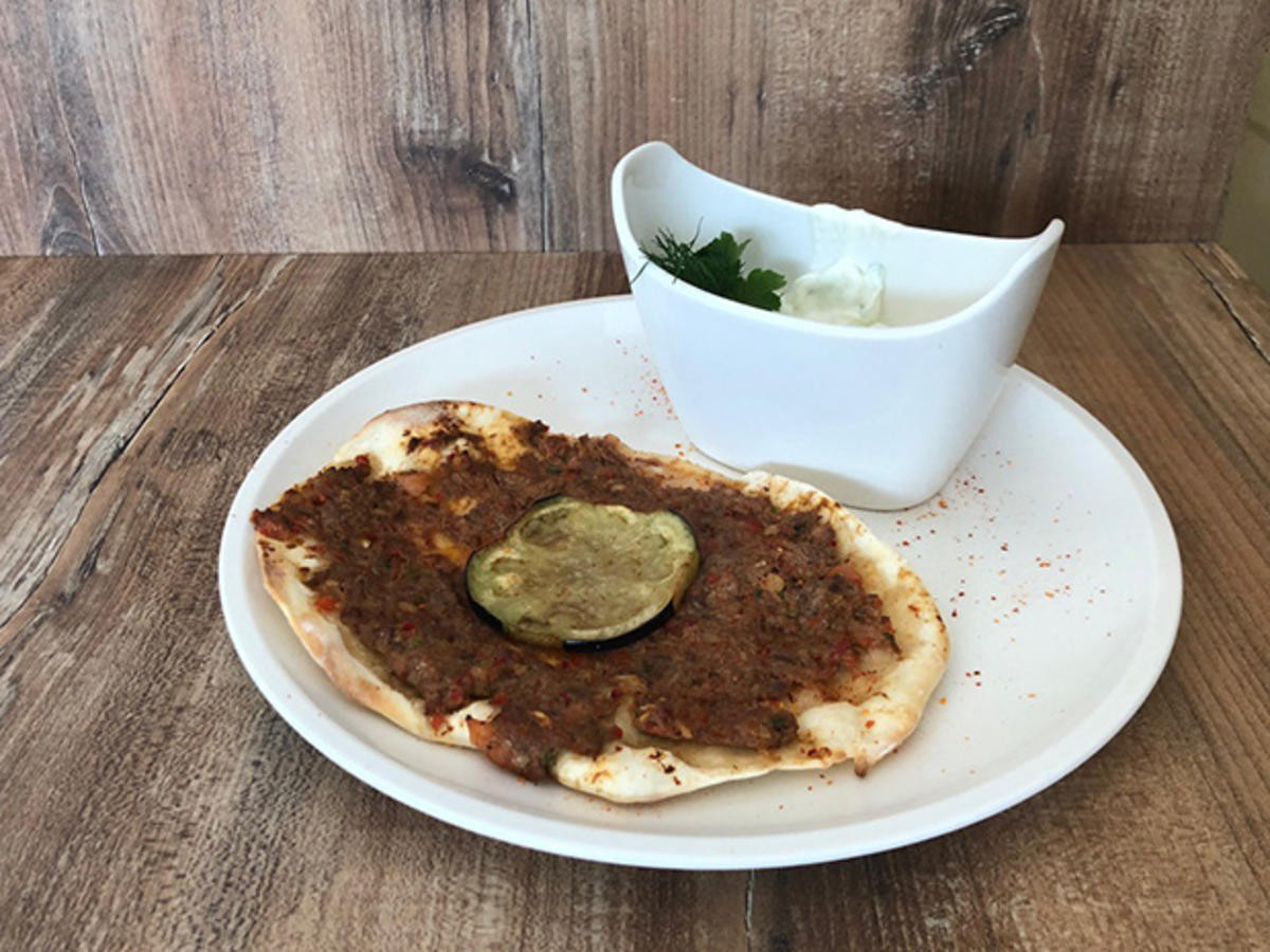 Bild zu: "Lahmacun mit Cacik (Özcan Cosar)"