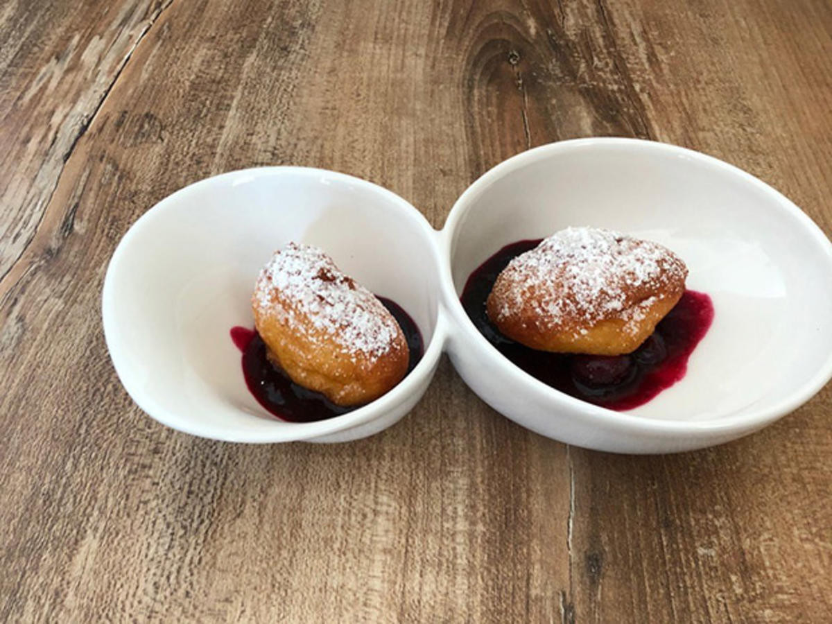 Bild zu: "Quarkbällchen mit Blaubeerkompott (Verona Pooth)"