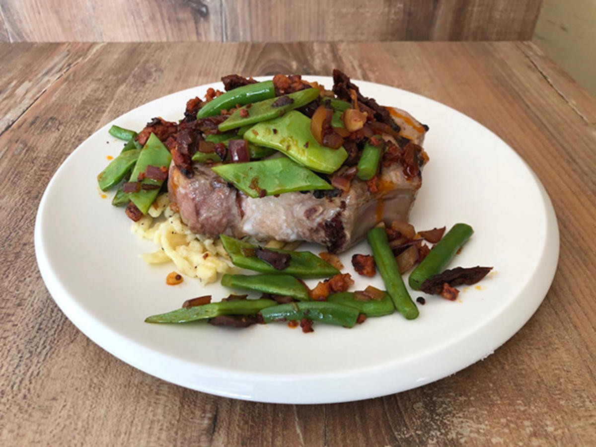 Bild zu: "Schweinenackensteak mit Chorizo, grünen Bohnen und Spätzle (Prince Damien)"