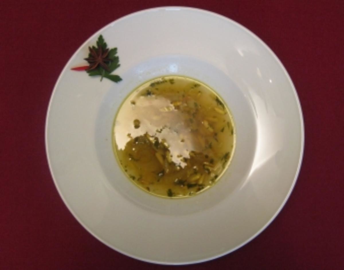 Anis-Fenchelsuppe mit Pinienkernen