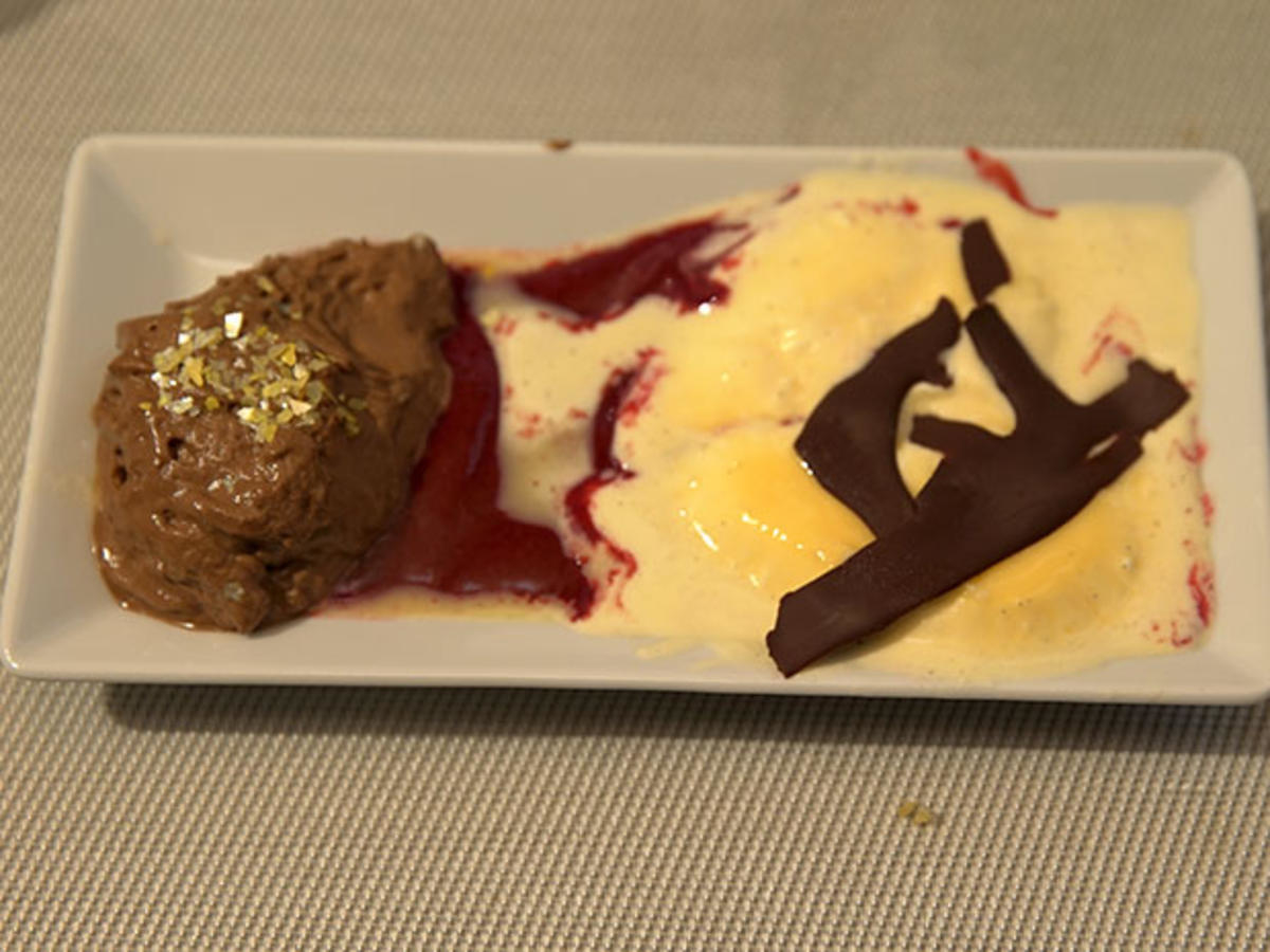 Espresso-Mousse und Vanilleparfait auf Beerenspiegel