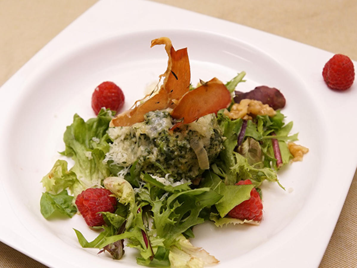 Spinat-Bergkäseknödel mit Thymian-Schinkenchips auf Wildkräutersalat
