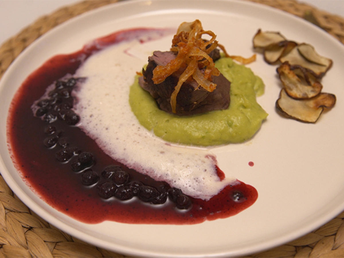 Bergisch Beef auf Erbsen-Minz Espuma, Blaubeer BBQ Soße und Heumilchschaum
