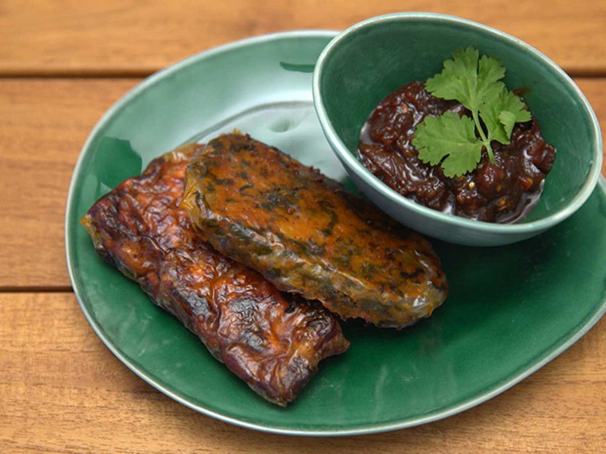 Samosa Butter Chicken und Moroho mit Chili Coriander Jam