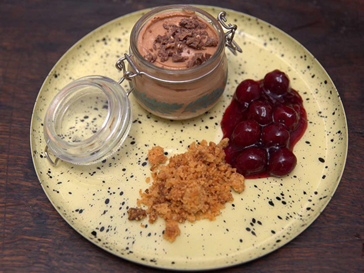 Mousse au Chocolat mit Kirschsauce und Amarettini-Bröseln