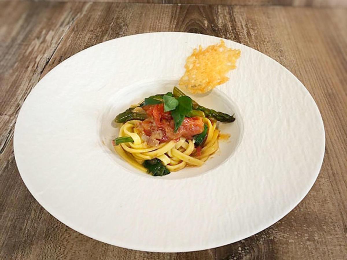 Bild zu: "Pasta mit grünem Spargel, Cherrytomaten und Parmesanchip (Martin Rütter)"