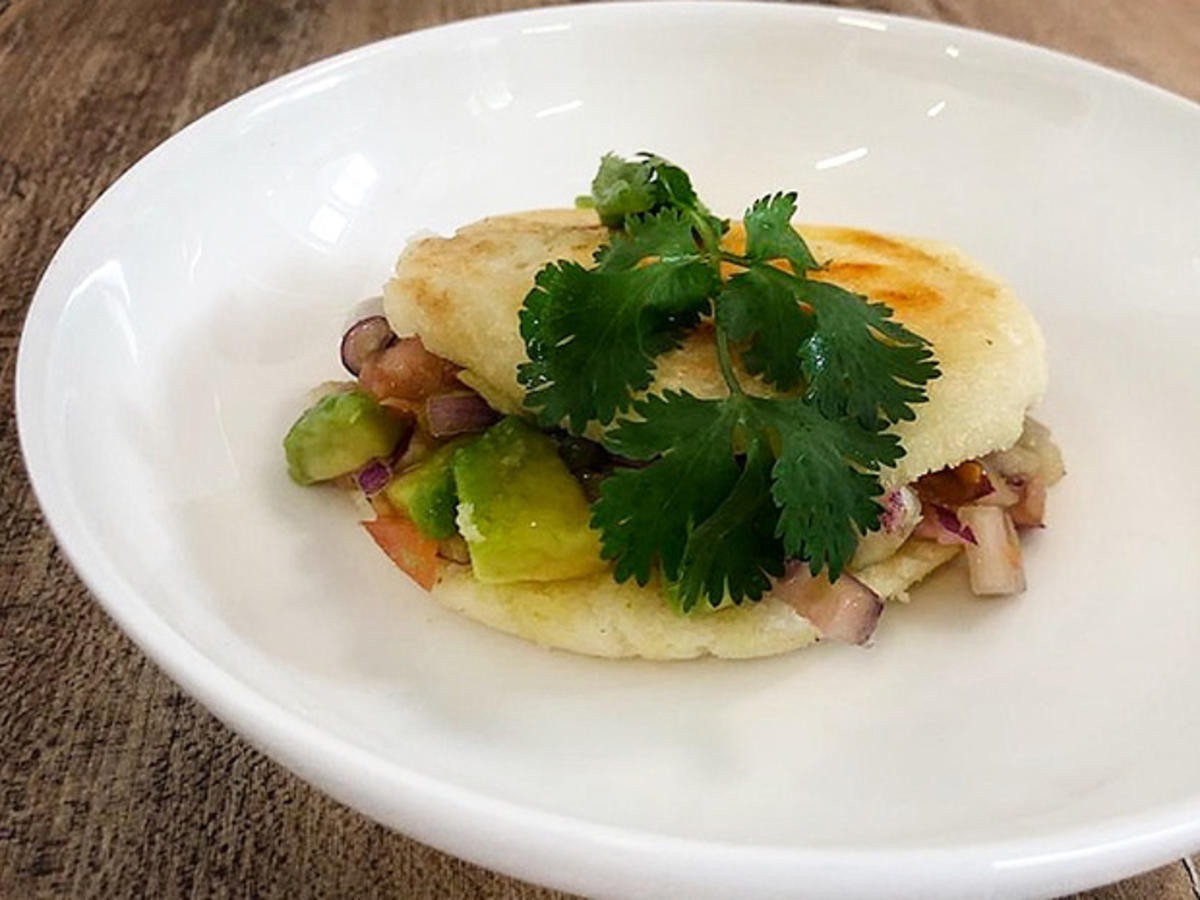 Bild zu: "Arepa mit Wolfsbarsch, Avocado, Tomaten (Jorge Gonzales)"