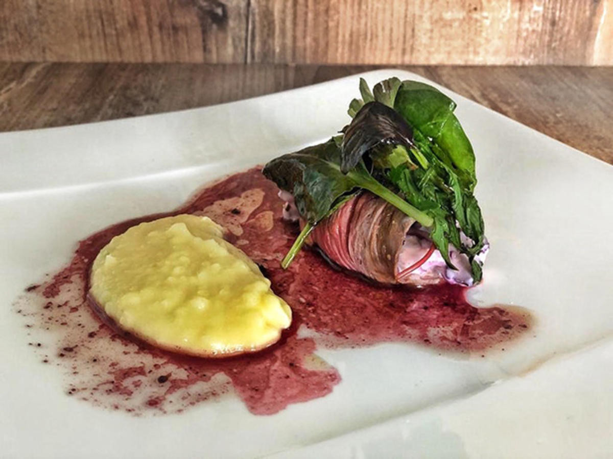 Bild zu: "Rinderröllchen mit Spitzkohl und Kartoffelstampf (Sarah Lombardi)"