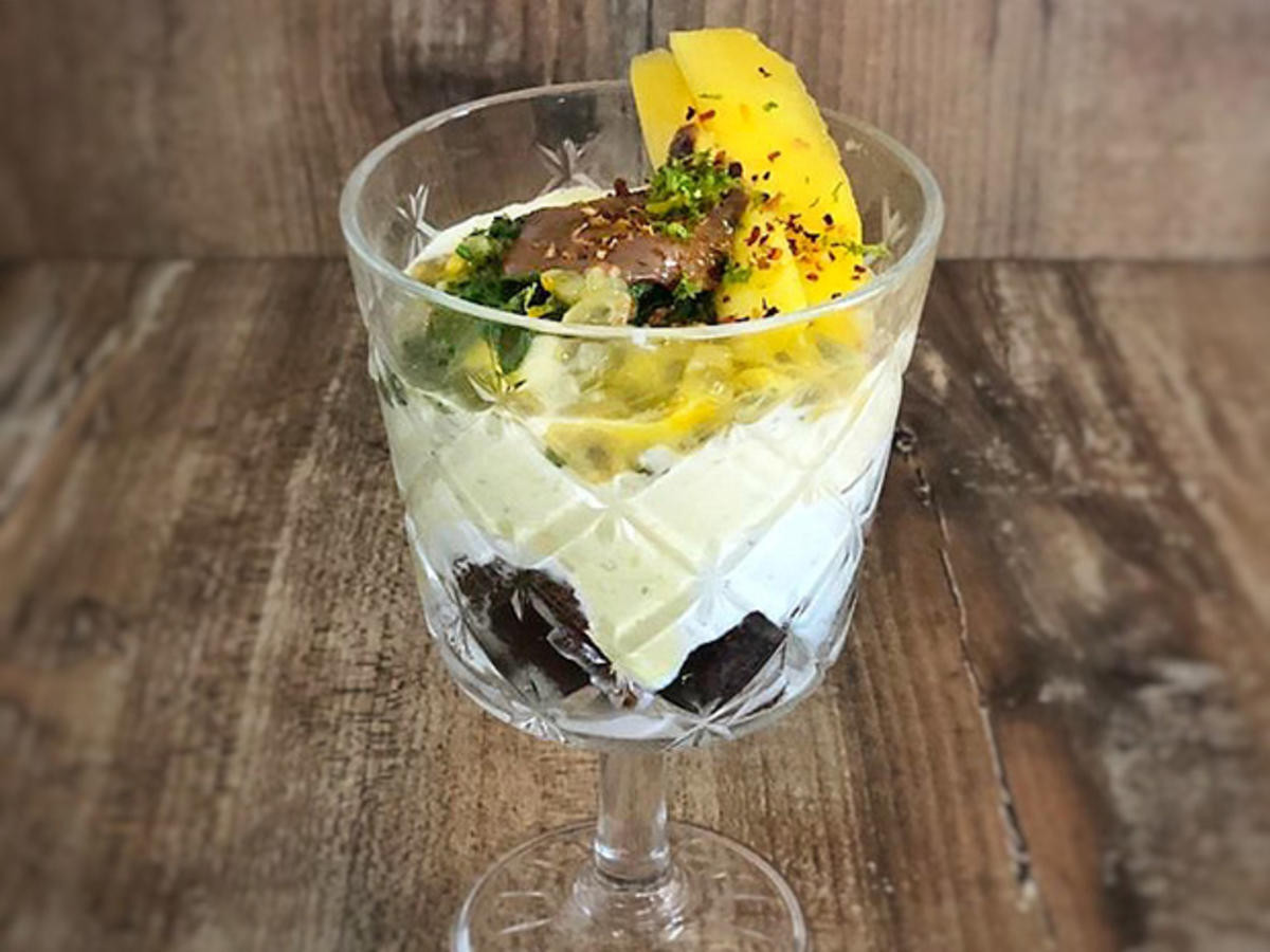 Bild zu: "Mangomousse, Pfannkuchen und Rucola-Minz-Pesto (Hardy Krüger Junior)"