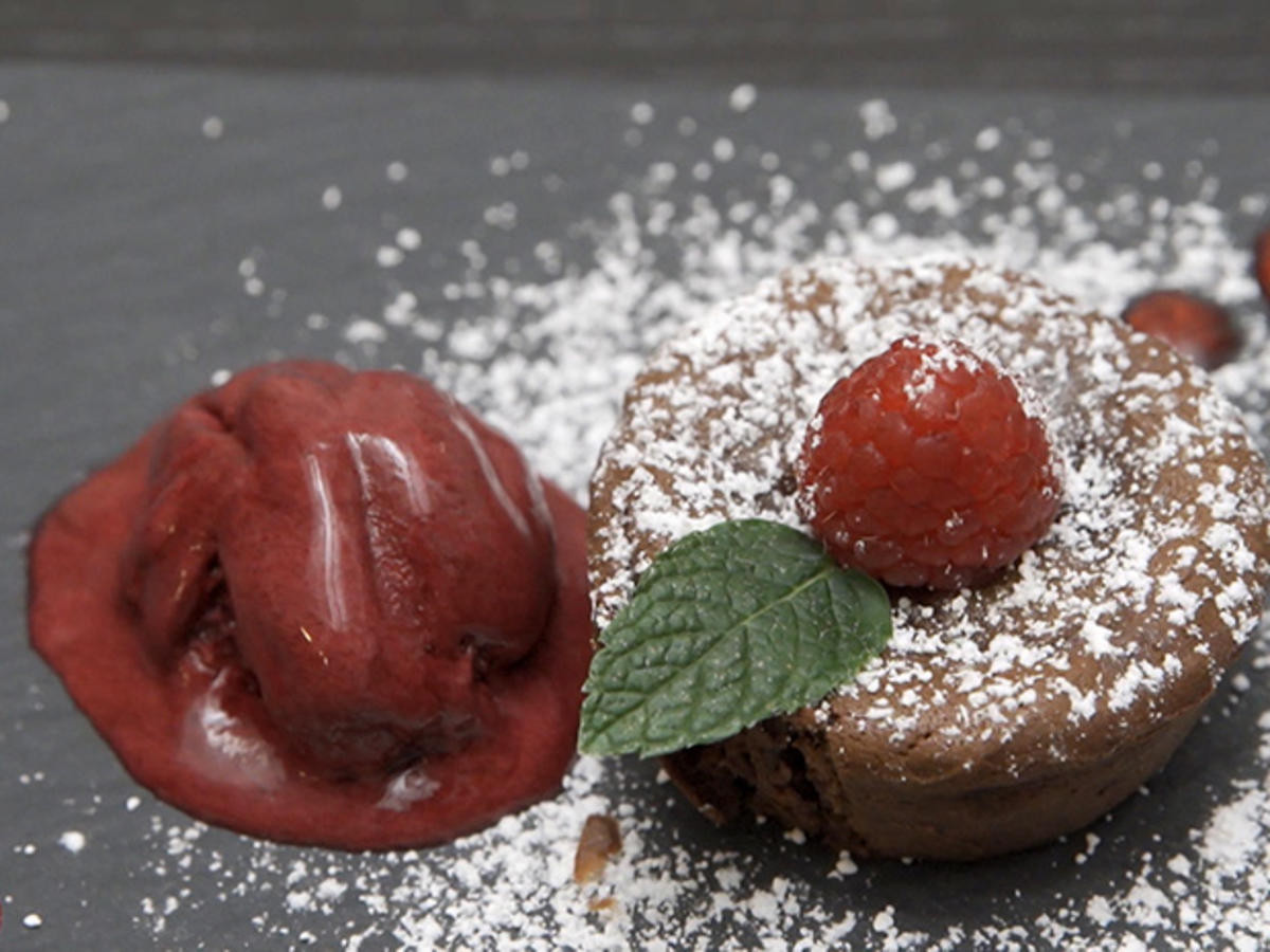 Schokoladensoufflé mit Cassis-Eis