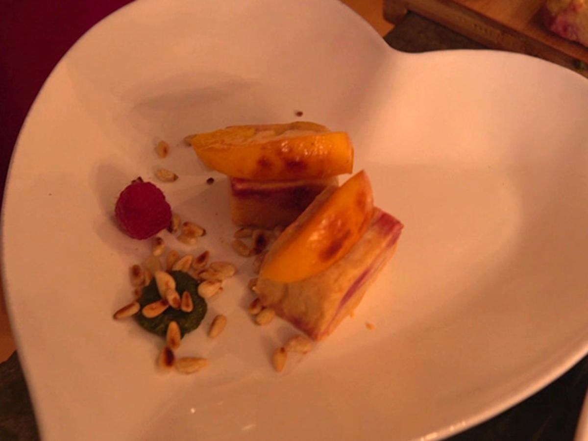 Pfirsich-Himbeer-Semifreddo mit süßem Minzpesto