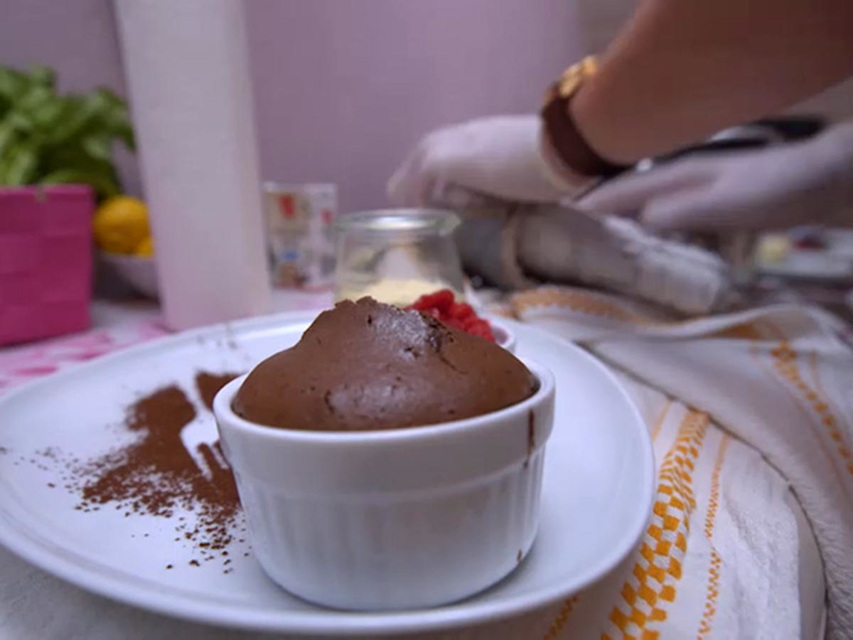 Weiße Mousse mit Tonkabohne Schokoküchlein und Himbeer-Minz-Sorbet