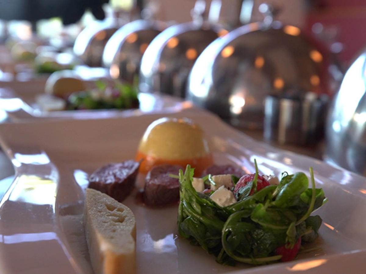 Lamm mit Parpika-Panna-Cotta und Rucola-Melonen-Salat