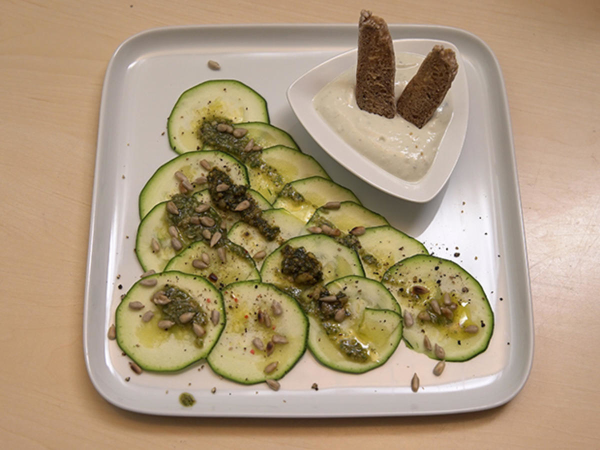 Zucchini-Carpaccio mit Gorgonzola-Creme und Basilikum-Pesto-Chips