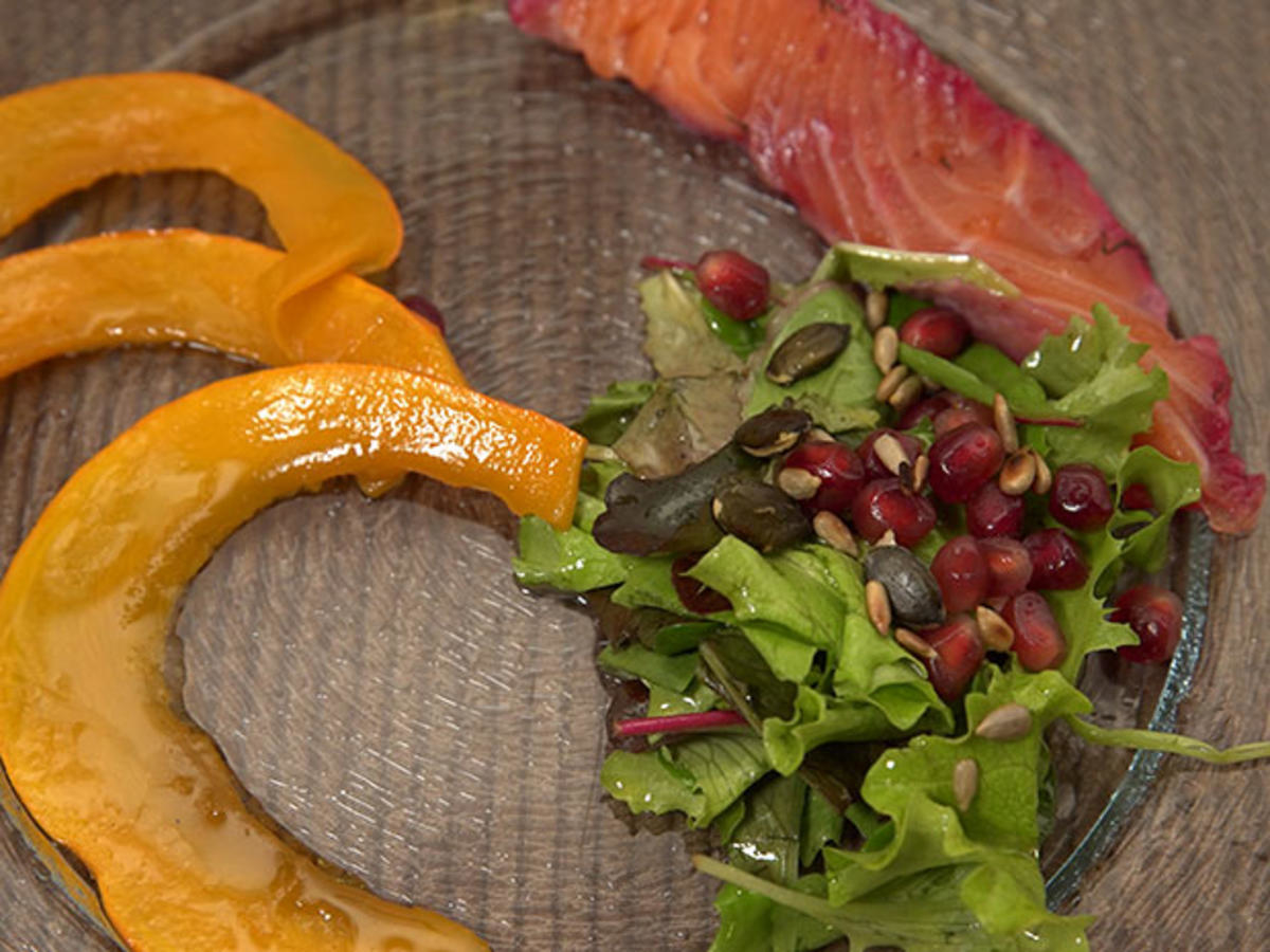 Kürbis-Carpaccio an Wildkräuterbouquet mit gebeiztem Rote-Bete-Lachs