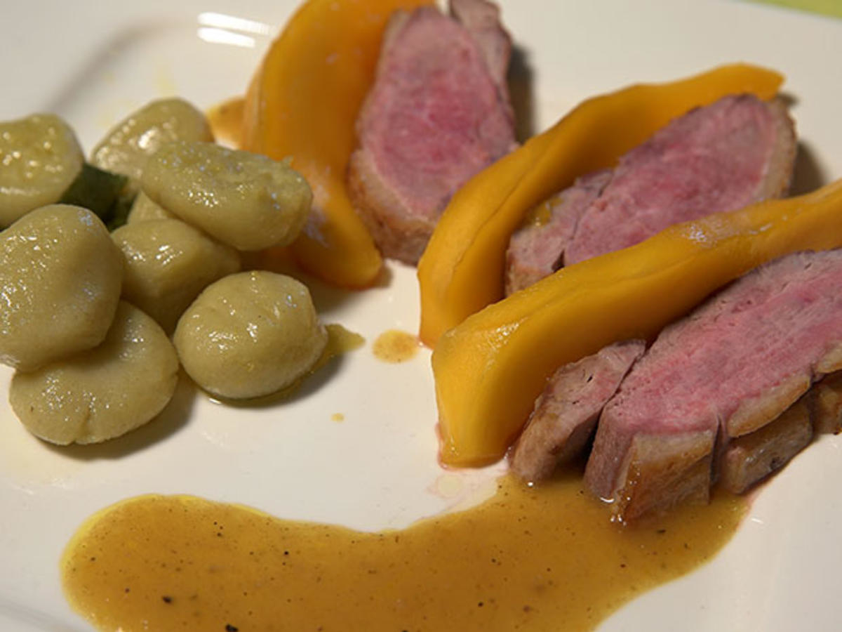 Entenbrust mit Mangospalten und Mangosössle