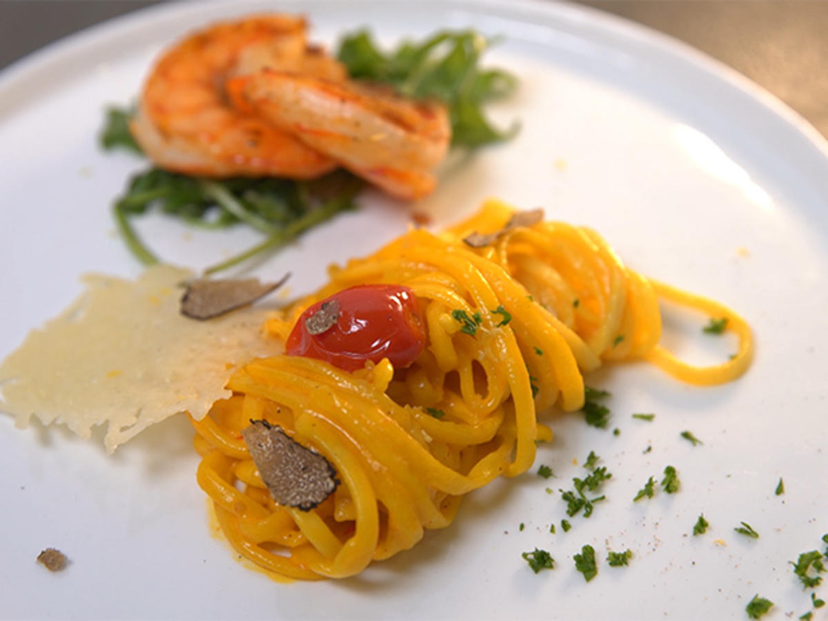 Black Tiger Prawns an hausgemachter Pasta in Safrancreme und Trüffel