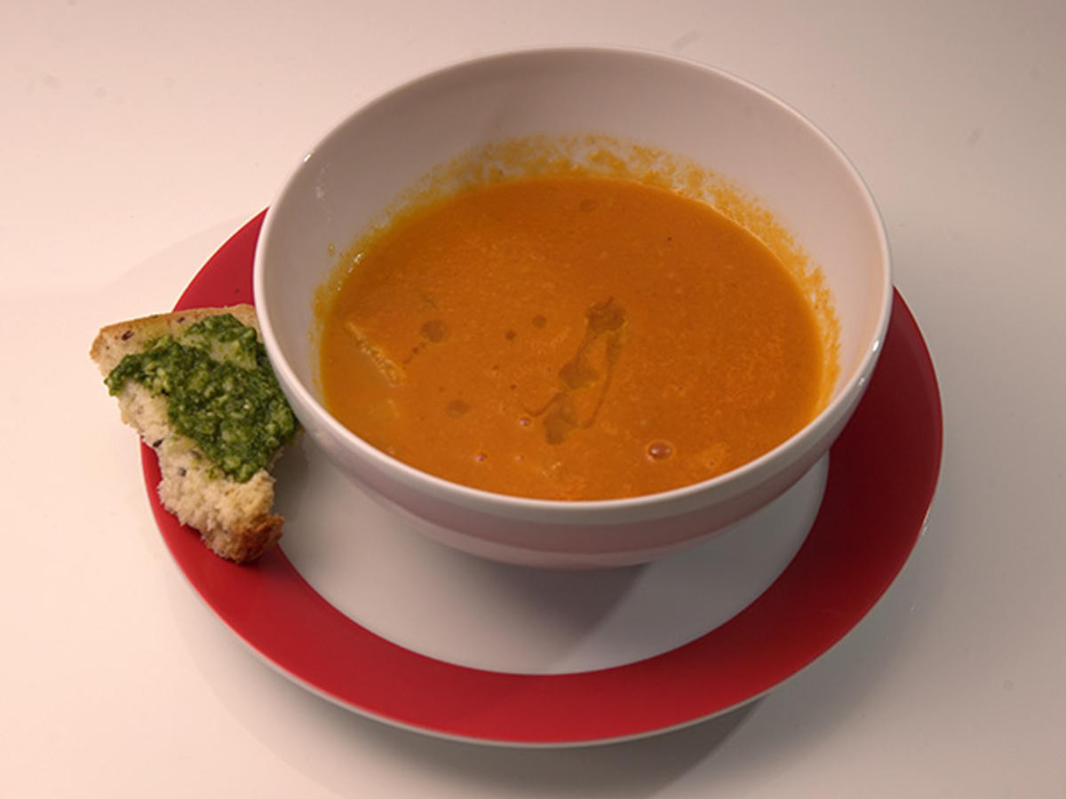 Tomatensuppe mit Orangenfilets, selbstgemachtem Brot und Basilikumpesto