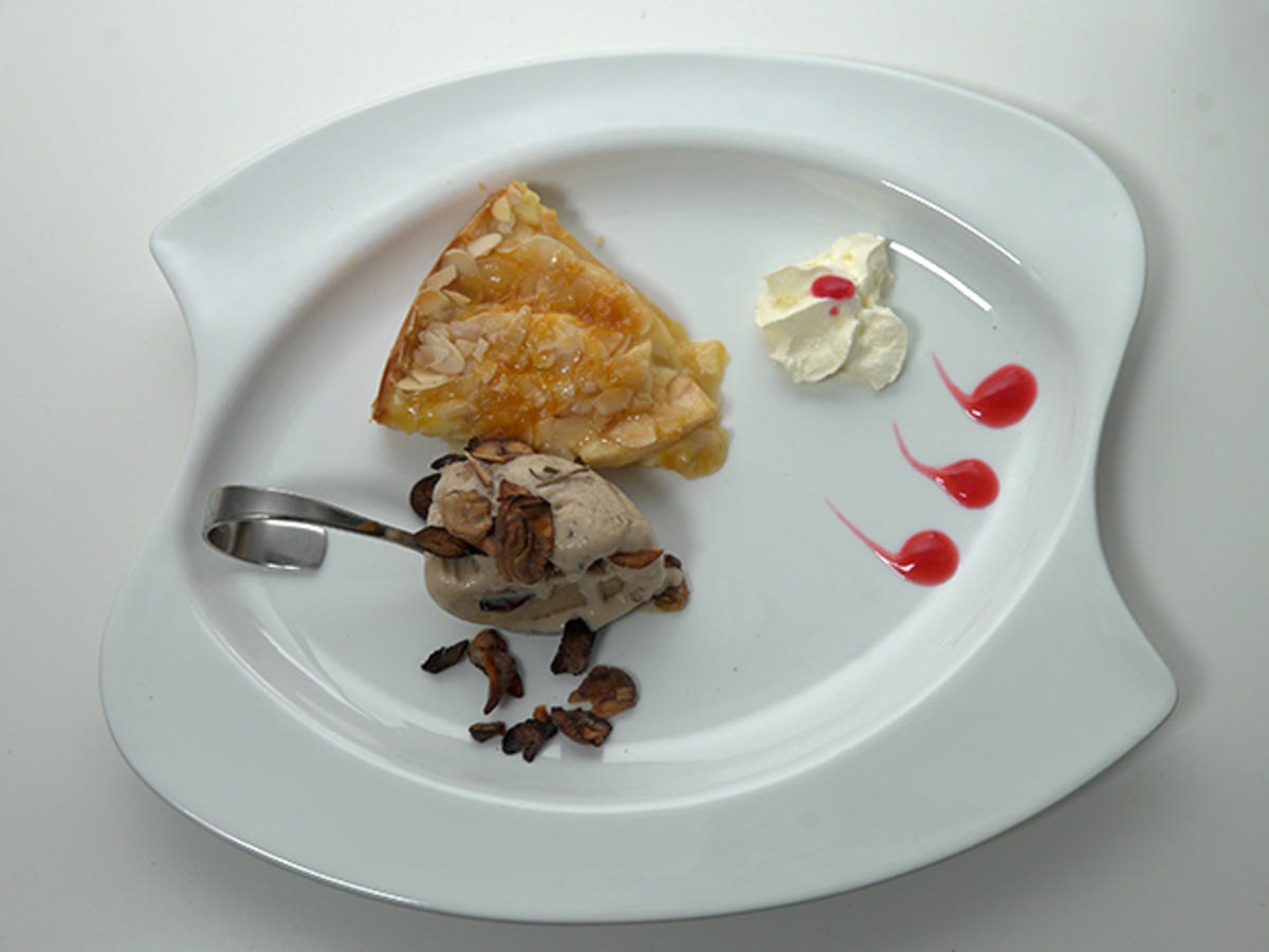 Apfel-Tarte mit Lebkucheneis