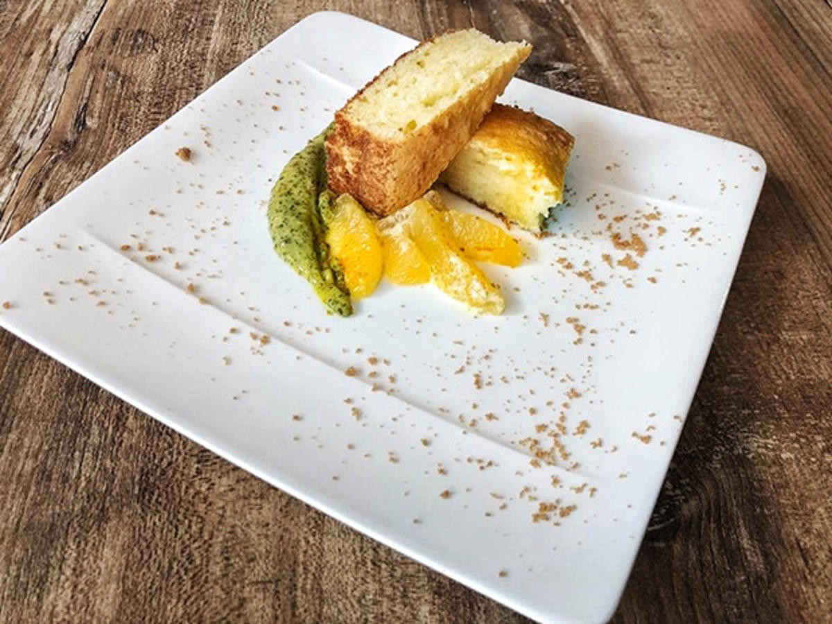 Bild zu: "Eierlikörkuchen mit Pistaziencreme und marinierten Orangen (Sonja Zietlow)"