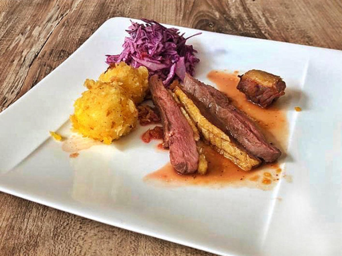 Ente mit Rotkohl und Klößen (Laura Karasek)