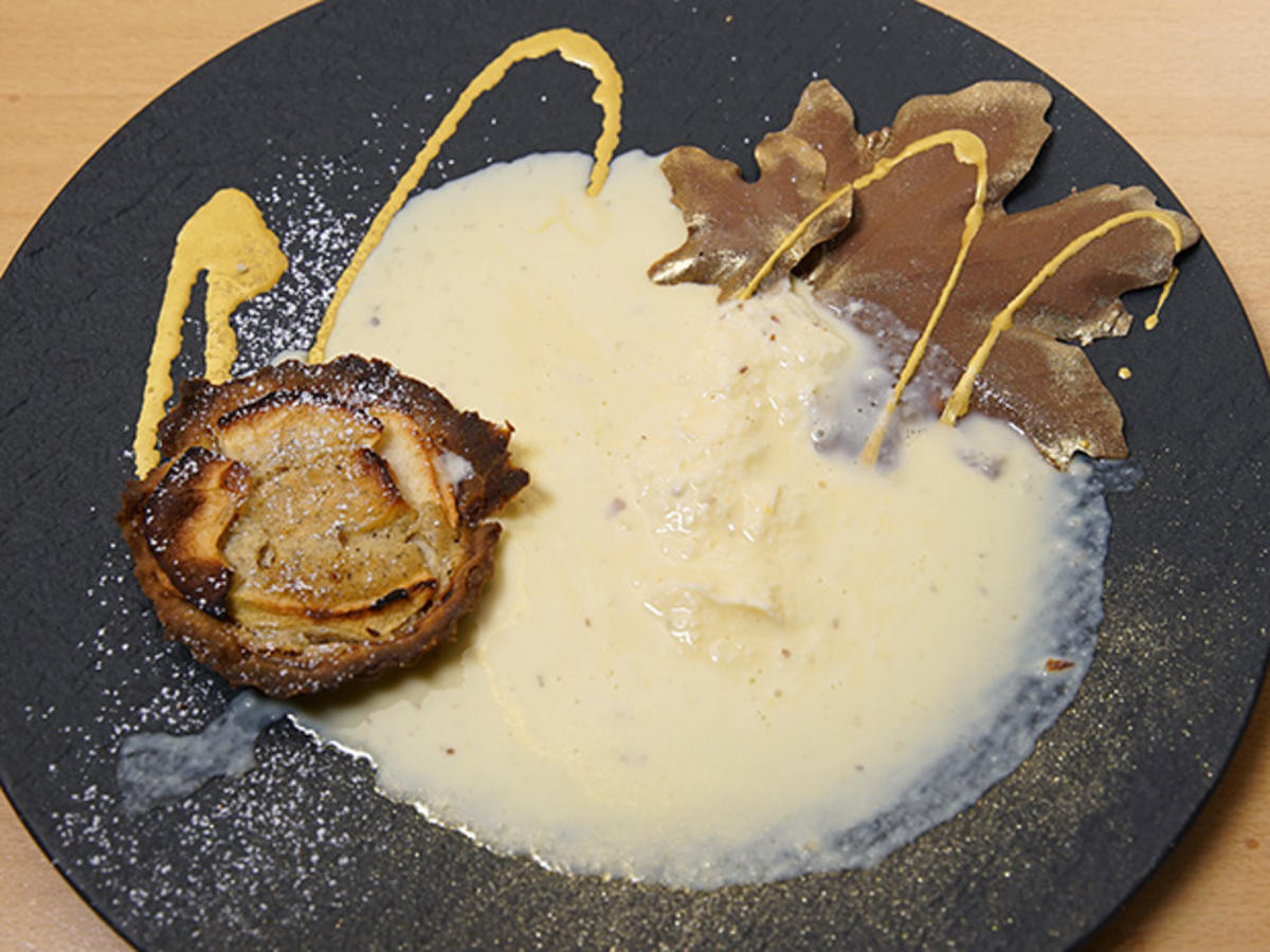 Apfeltarte und Marzipaneis