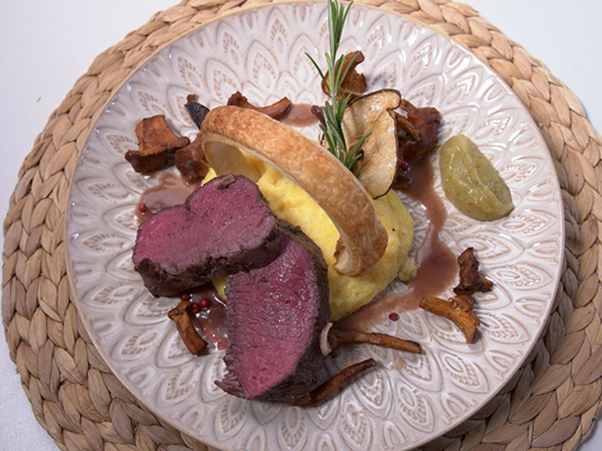 Wild, Polenta, Pilze, Soße und Birnenchips