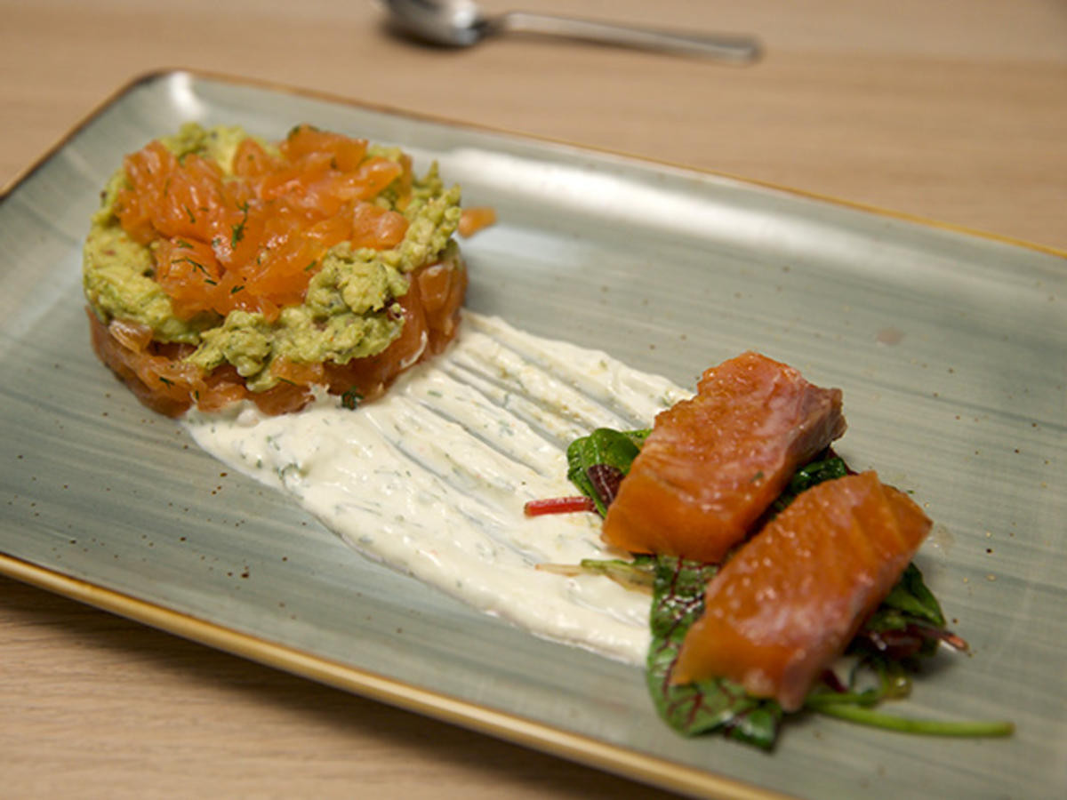 Zweierlei vom gebeizten Lachs mit Avocado und Salat