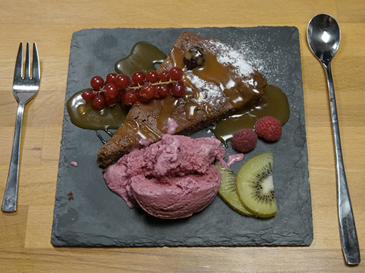 Bild zu: "Französische Schokoladentarte mit Brombeereis und Karamell “steinhart”"