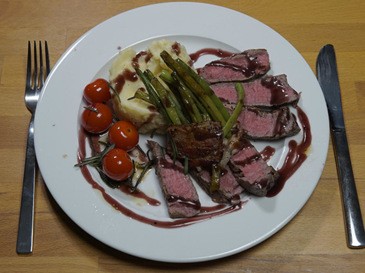 Bild zu: "Rinderfilet an Rotweinsauce mit Kartoffel-Sellerie-Püree und geschmorten Tomaten"