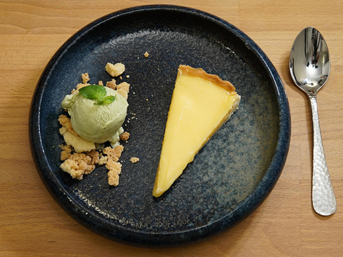 Bild zu: "Zitrone – Tarte, Basilikumeis und Streusel"