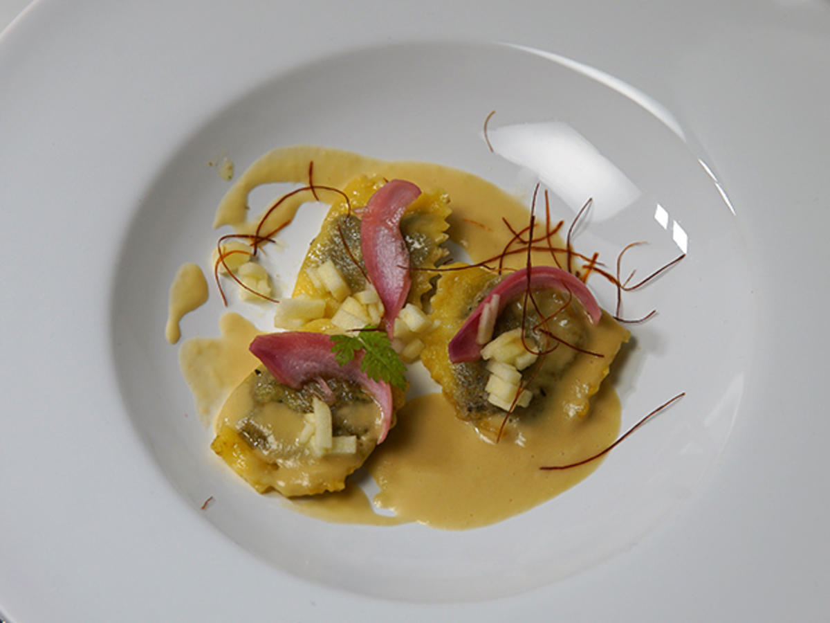Bild zu: "Leberwurst-Ravioli in Apfel-Meerrettichschaum und eingelegten roten Zwiebeln"