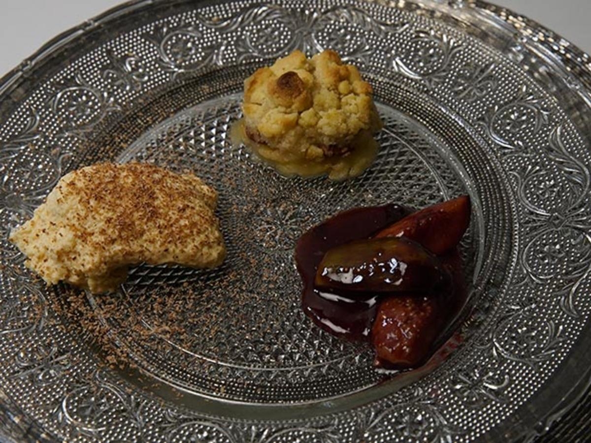 Bild zu: "Zimtcreme mit frischen Feigen und einem gebrannten Apfel- Mandel Crumble"