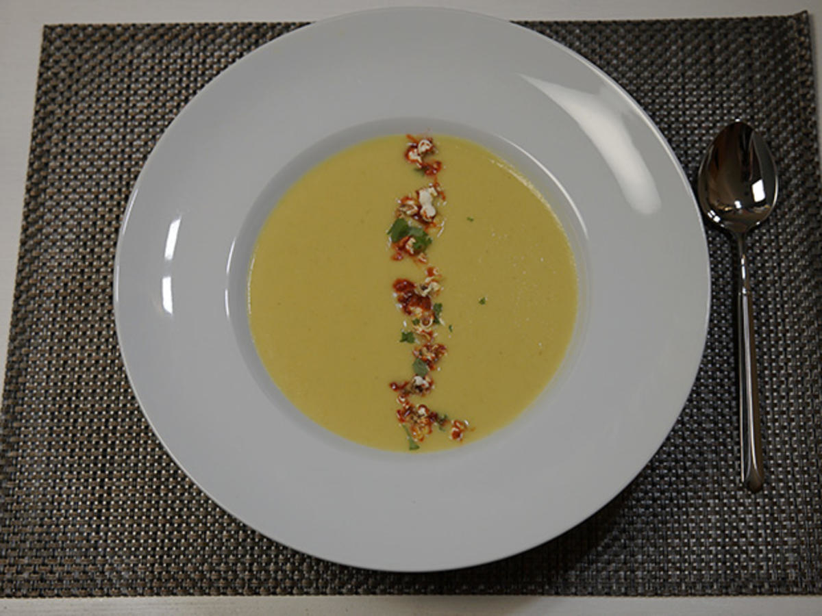 Bild zu: "Blumenkohlcremesuppe mit Crunch"