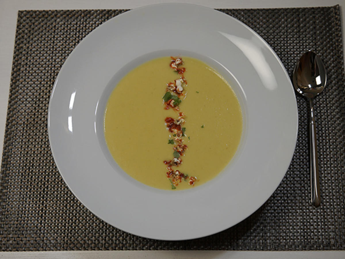 Bild zu: "Blumenkohlcremesuppe mit Crunch"