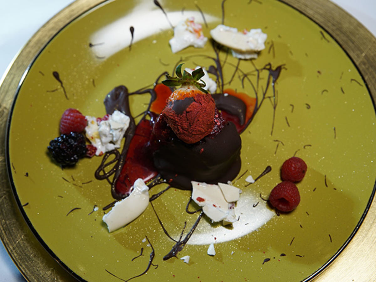 Bild zu: "Cremant-Beeren-Sorbet trifft Schokolade"