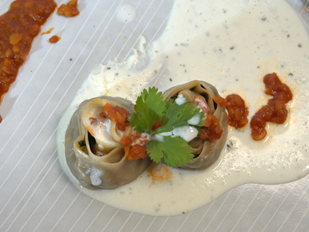 Bild zu: "Afghanische Mantu, Knoblauch-Joghurt und Linsensoße"