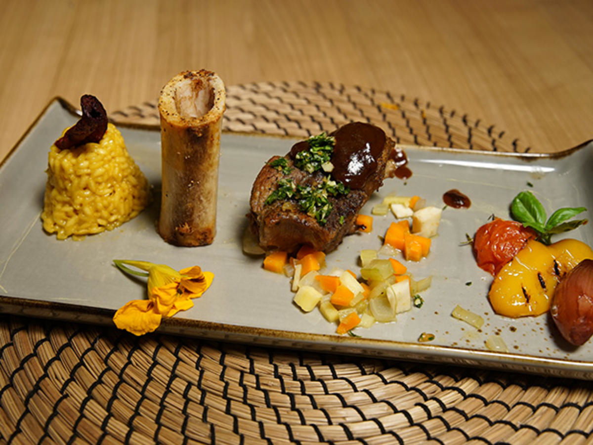 Bild zu: "Ossobuco mit marktfrischer Gremolata an Mailänder Safranreis und Gemüse"